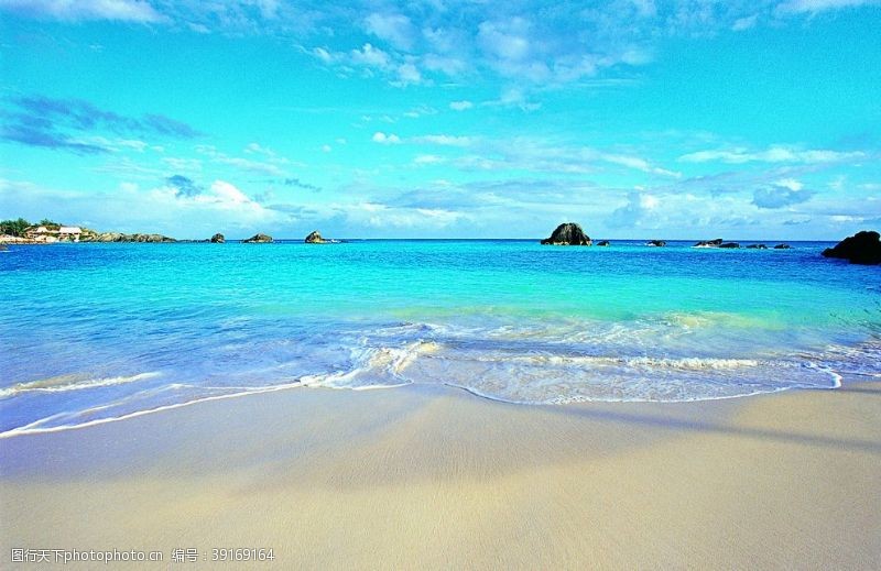 沙滩椅美丽的海滩风景线图片