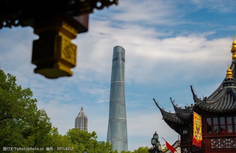 吊桥上海城隍庙看上海中心金茂大厦图片