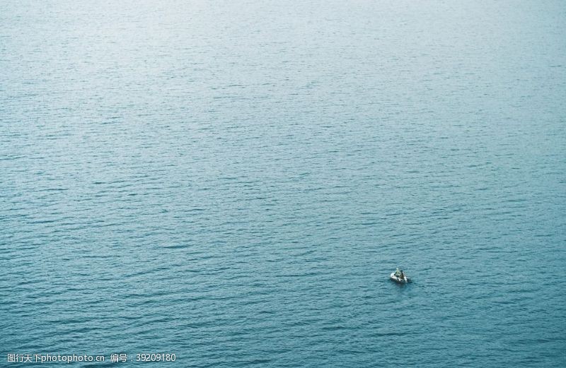 划船海边图片