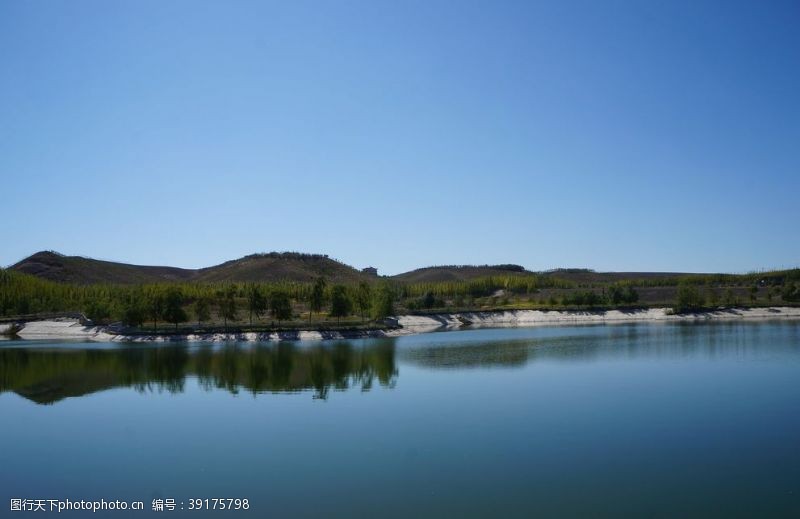 平面景观平静的水面图片