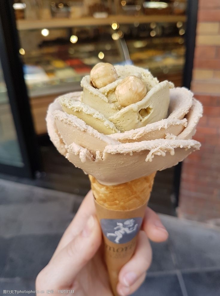 甜筒冰淇淋冰淇淋美食图片
