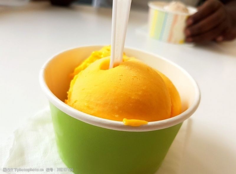 甜筒冰淇淋冰淇淋美食图片