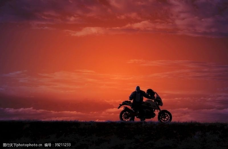 旅游的海报黄昏下的摩托车旅游背景海报素材图片