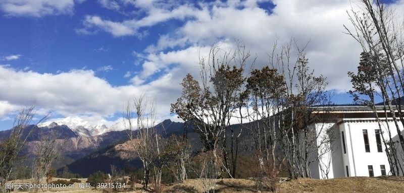 西青区蓝天白云山村小屋树木风景图片