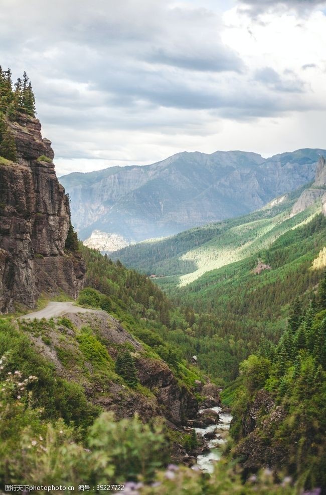 登山运动山峰图片