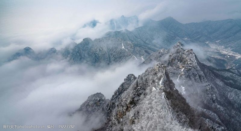 尖顶山峰图片