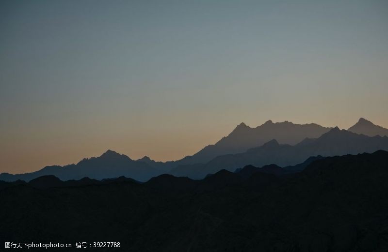 尖顶山峰图片