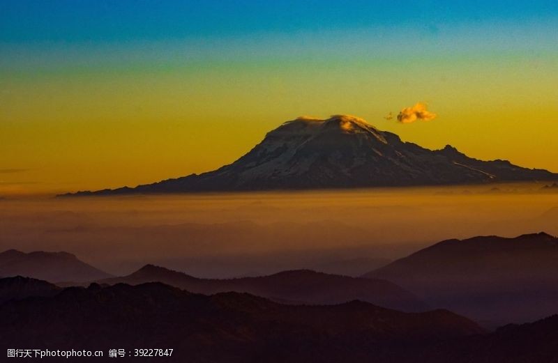 冬雪山峰图片