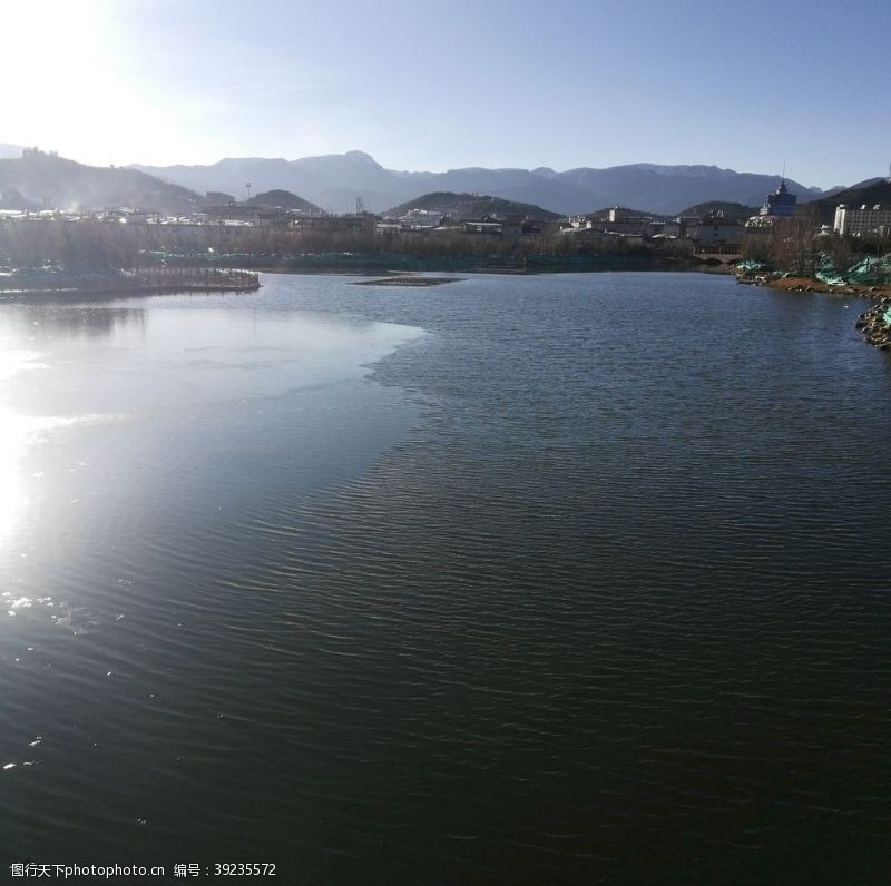 松山湖大山湖泊风景图片