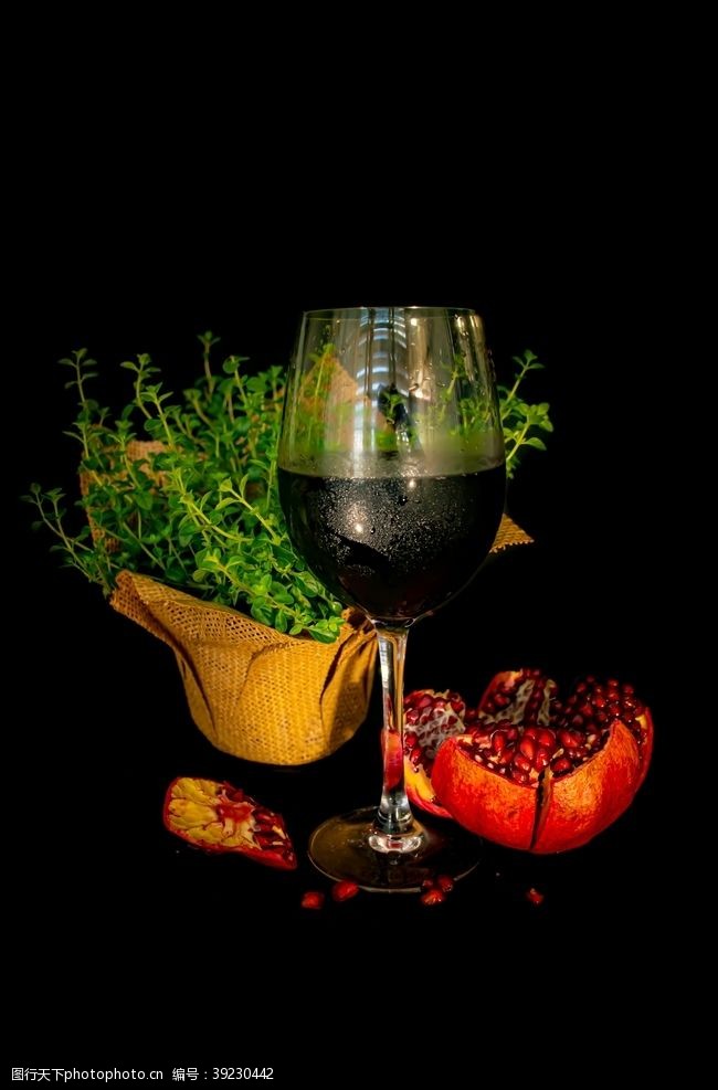 新的一年黑色的葡萄酒图片