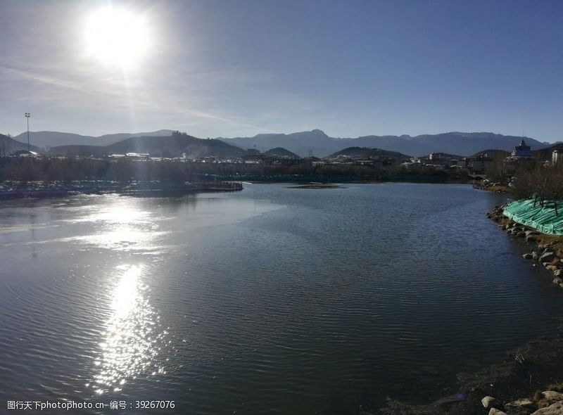 松山湖湖泊日落风光图片