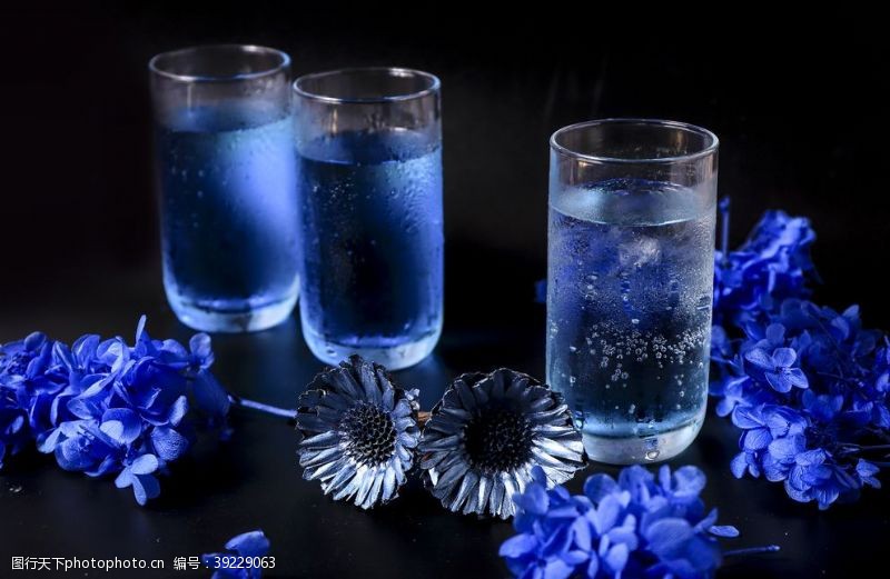 蓝色鸡尾酒饮品背景海报素材图片