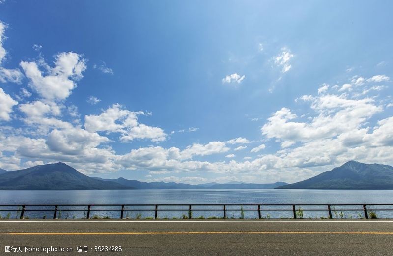 蓝天白云大山湖泊公路图片