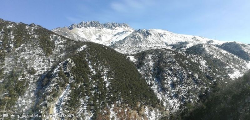 马拉松蓝天雪山风景图片
