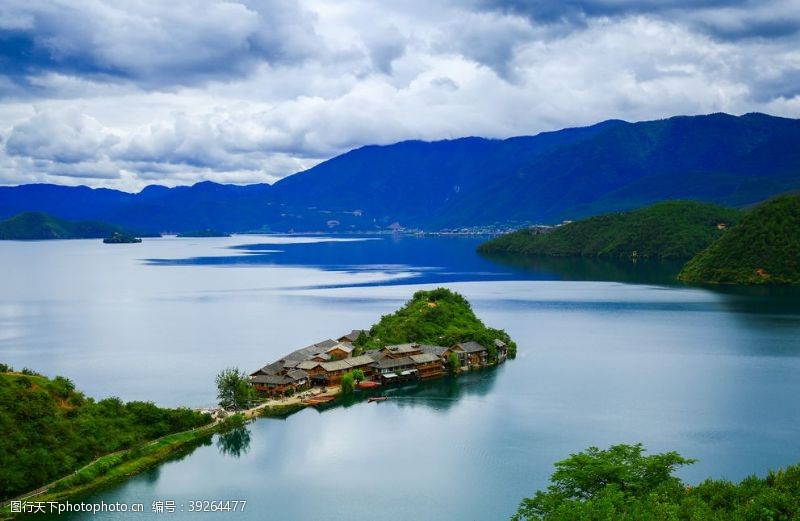 小舟泸沽湖图片