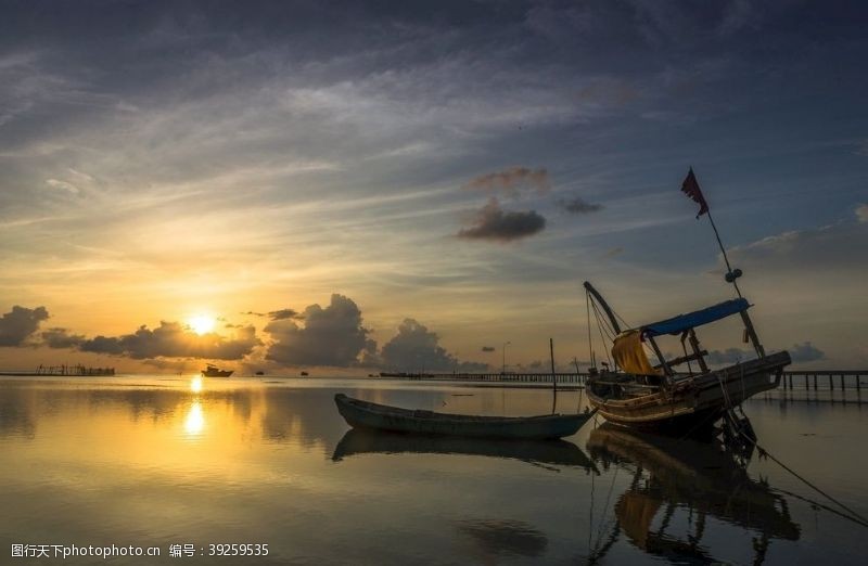 水果静物夕阳下的渔船图片
