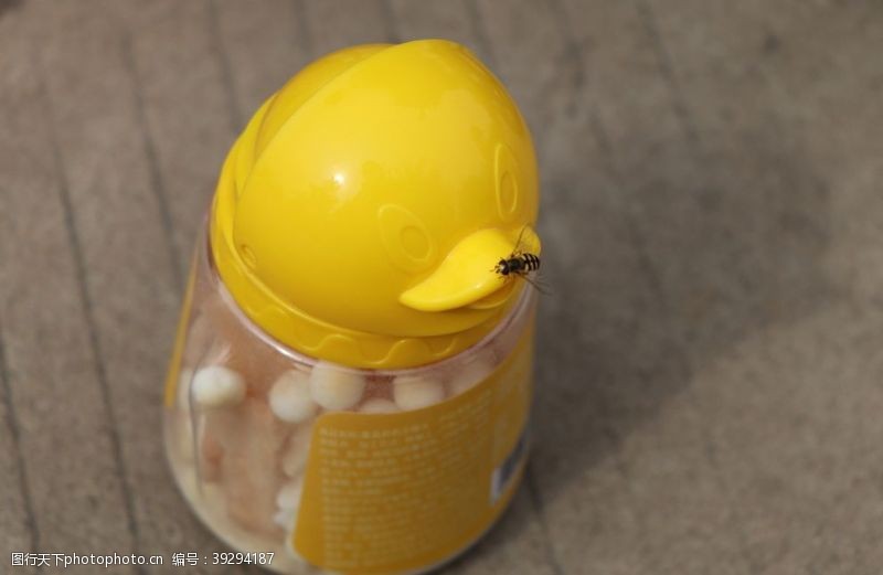 秋装摄影瓶子上的蜜蜂图片