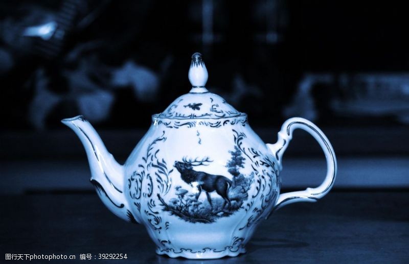 精美的陶瓷茶壶图片