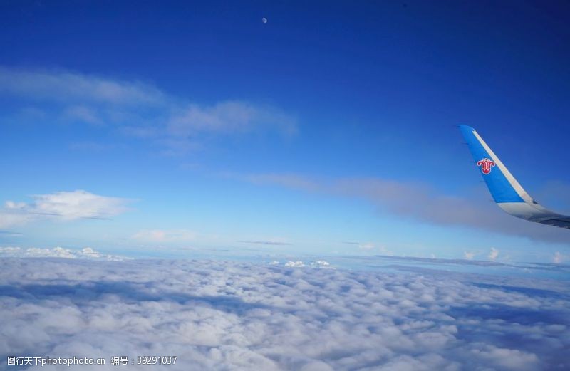 昆明机场昆明蓝天白云飞机天空图片