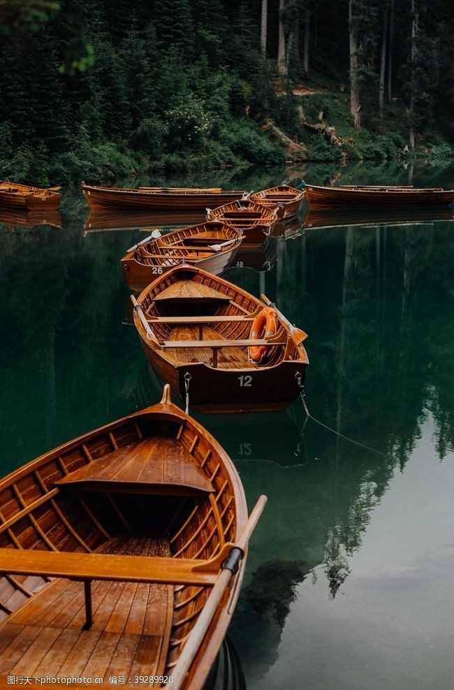 平面景观湖面上的小船图片