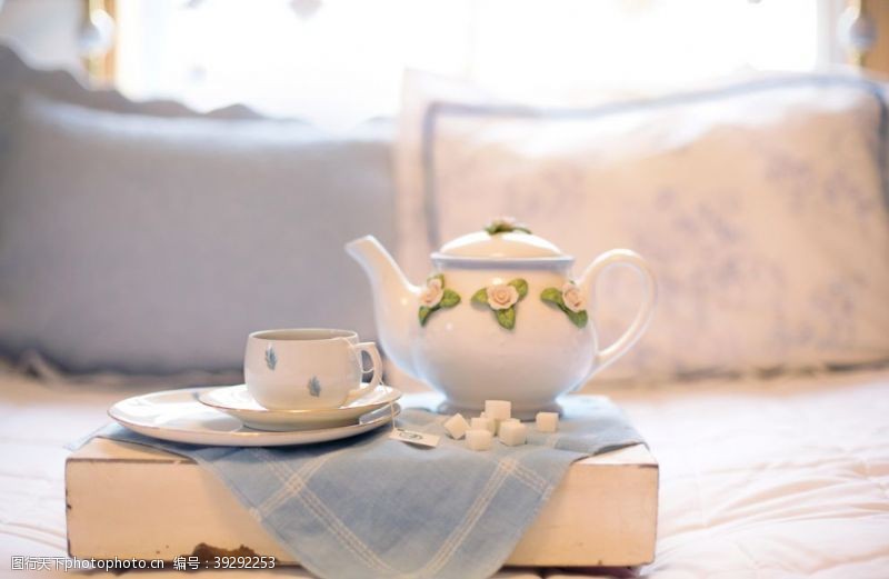 精美的陶瓷茶壶图片