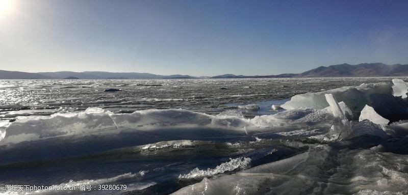 冬日湖冰蓝天冰川风光图片