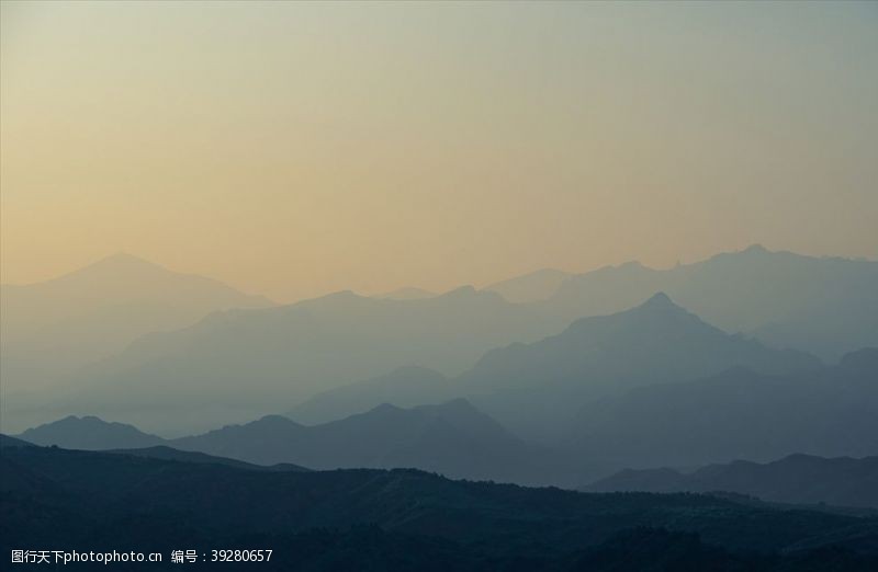 清晨雾气环绕的群山图片