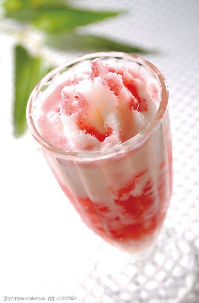 草莓椰汁奶昔图片