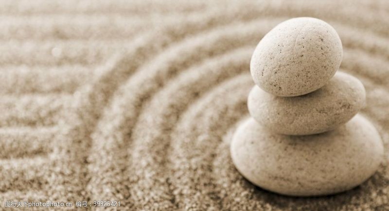 叠石圈圈的沙子和叠叠的石头图片