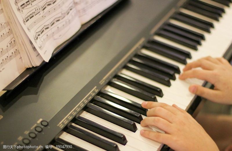 琴键弹钢琴的手图片