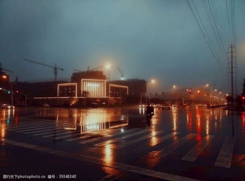 十字路口雨夜图片