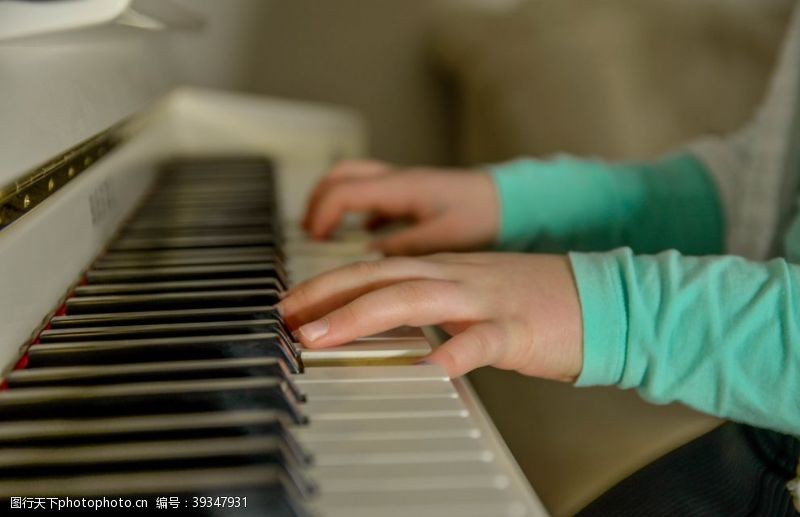 少儿才艺大赛弹钢琴的手图片
