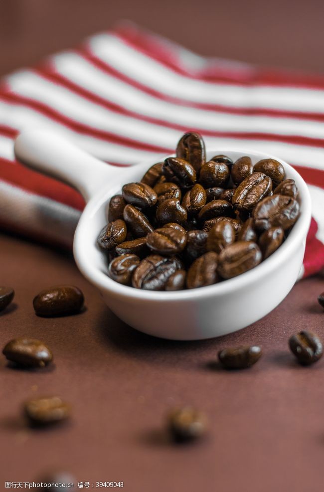 咖啡豆海报咖啡豆饮品原料背景海报素材图片