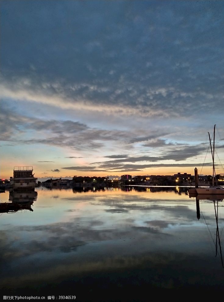 小阳台夕阳下的小渔村图片
