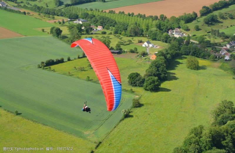 天空跳伞滑翔图片