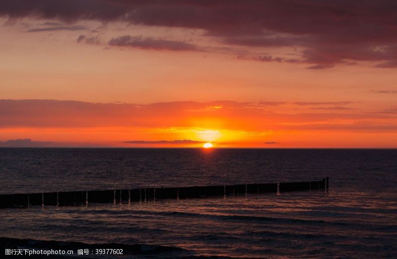 美丽烟火美丽的海边日落景观摄影图片