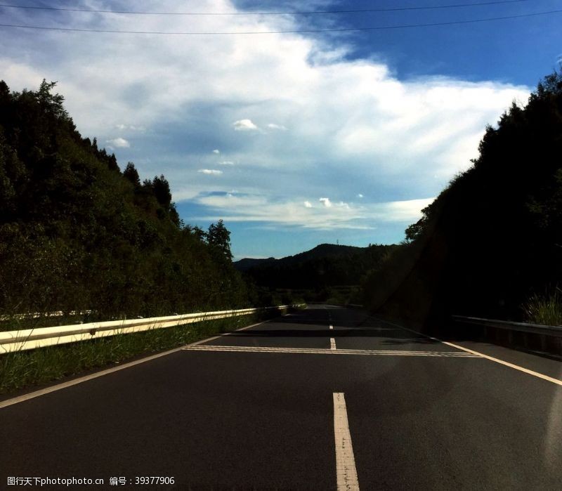 高速公路蓝天白云图片
