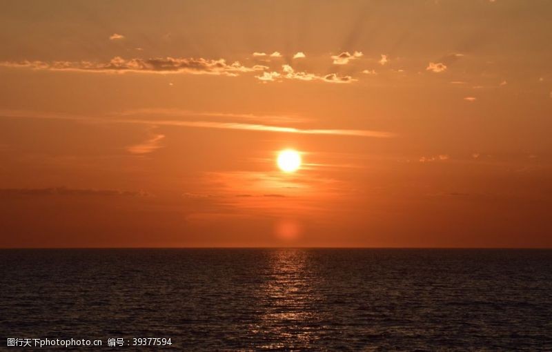 美丽烟火美丽的海边日落景观摄影图片