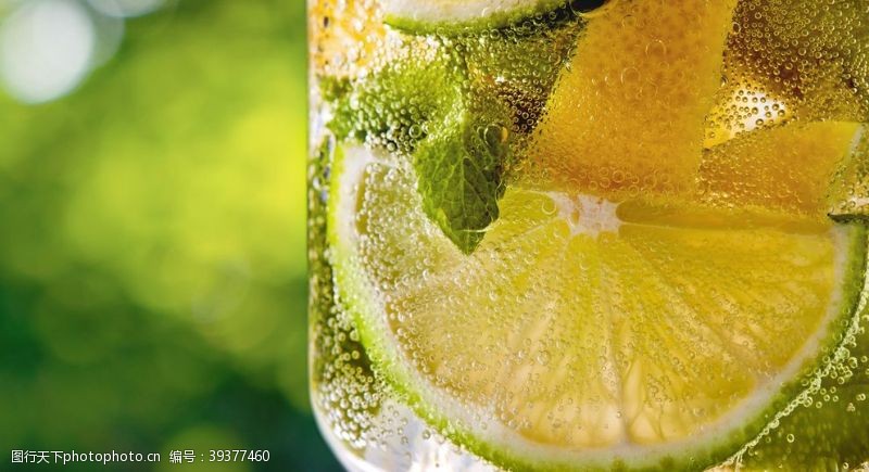 绿色清新背景夏季碳酸冷鲜饮料图片