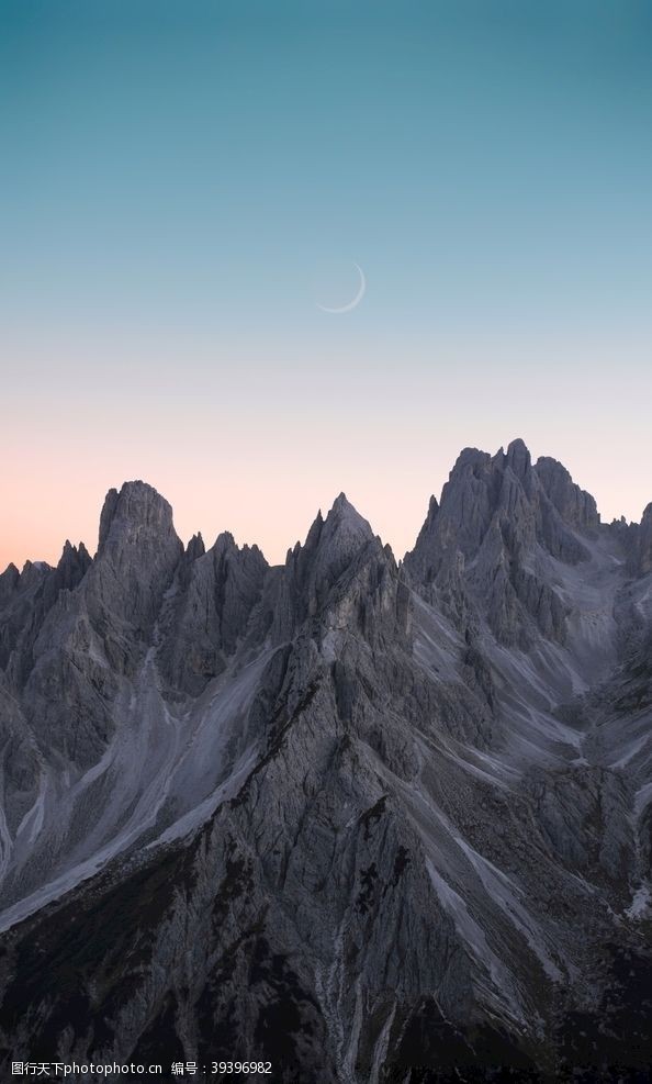 崇山峻岭傍晚夕阳下的山峰图片