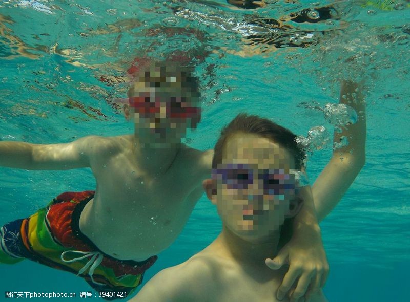私人游泳池儿童潜水图片