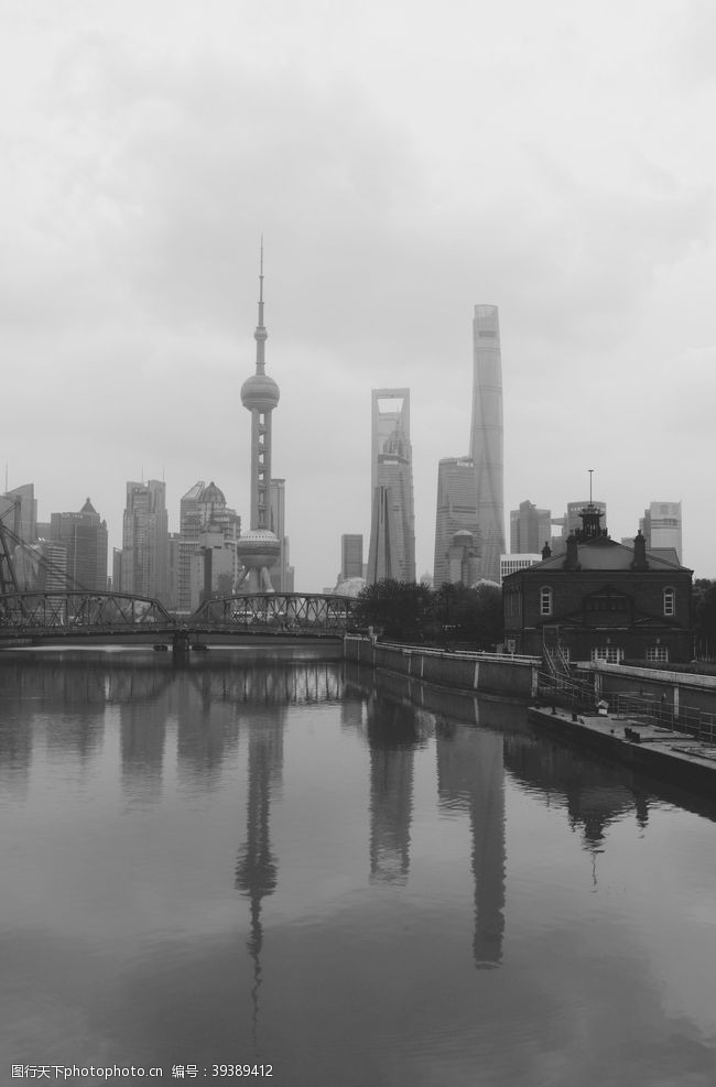 旅游风景上海北外滩东方明珠倒影黑白建筑图片