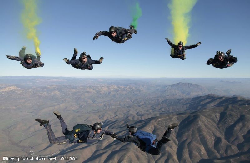 天空跳伞滑翔跳伞图片