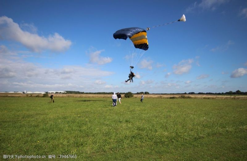 极限运动滑翔跳伞图片