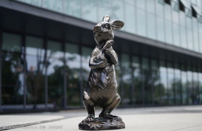装饰物仿铜抱崽兔子雕塑图片