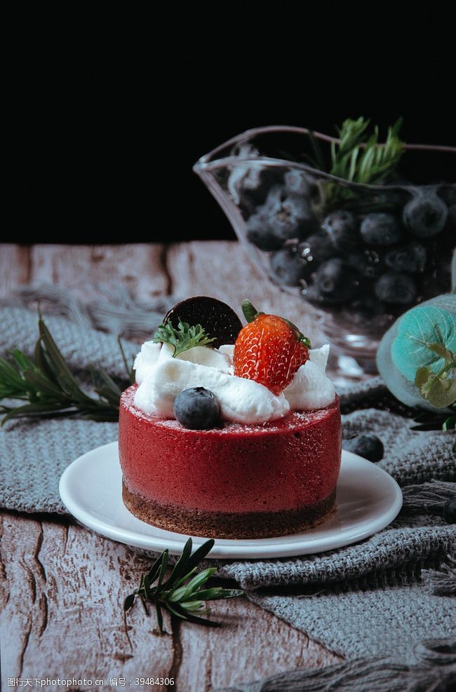 药品海报草莓蛋糕零食甜品背景海报素材图片