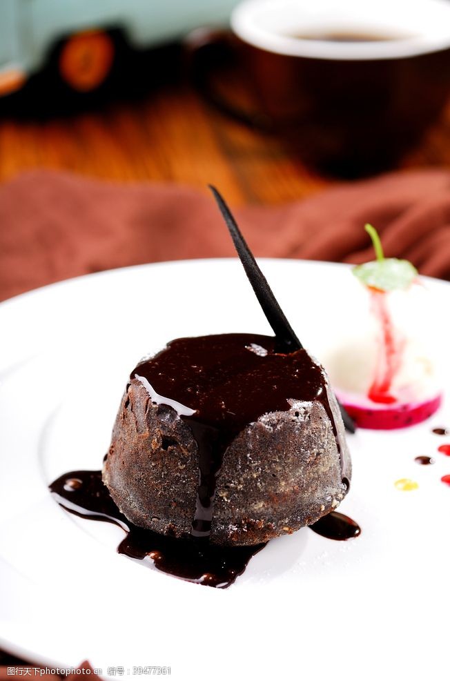 岩茶巧克力熔岩蛋糕配冰淇淋图片