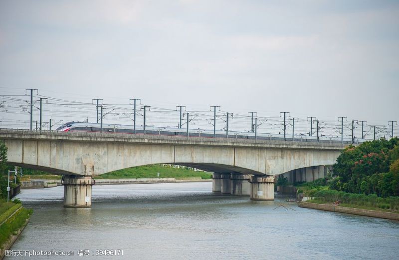 铁轨穿过桥梁河道的高铁图片
