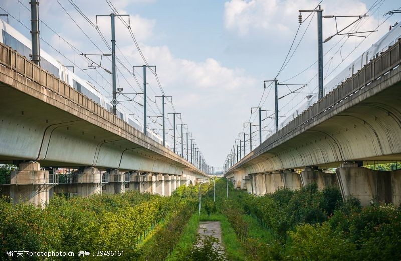 铁路穿梭在高架桥上的高铁图片