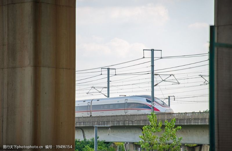 和谐号穿梭在高架桥之间的高铁图片